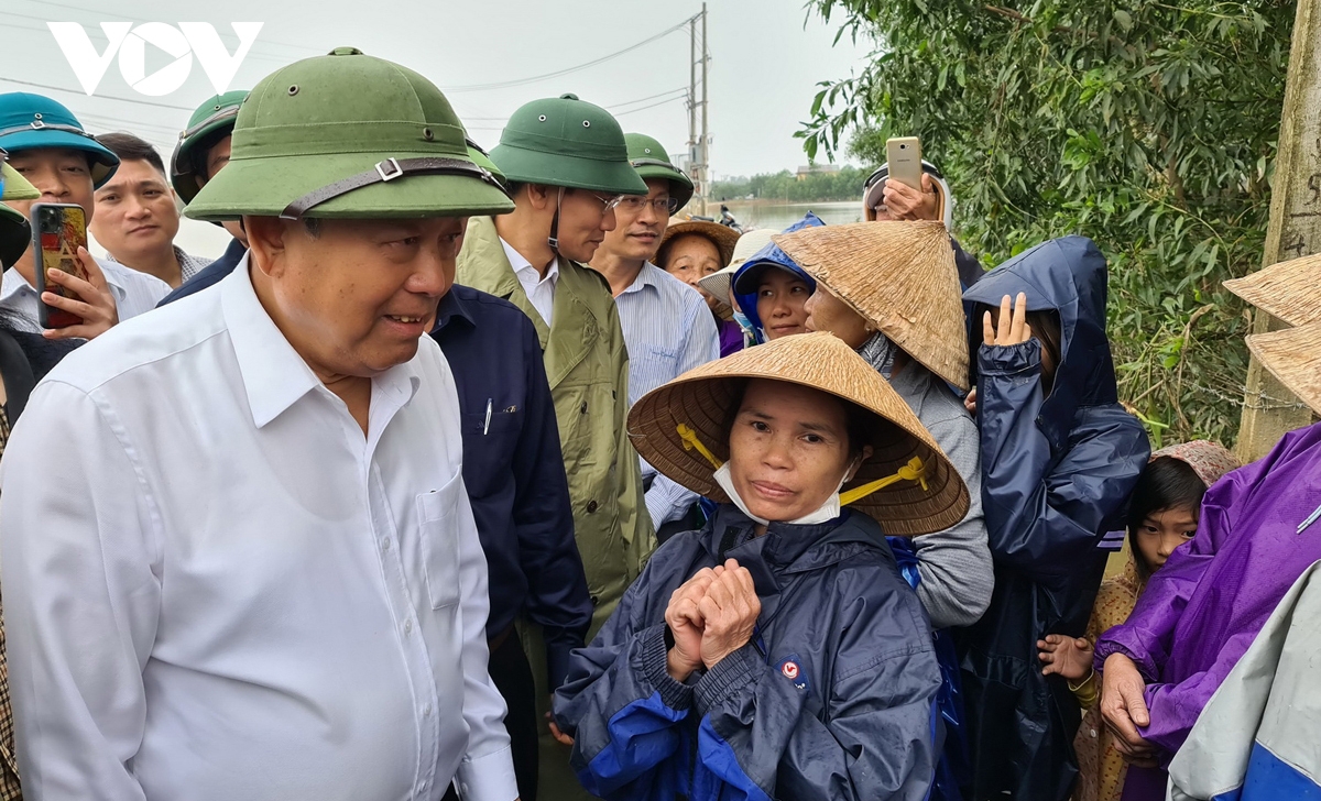 Government distributes emergency aid to flood-hit localities